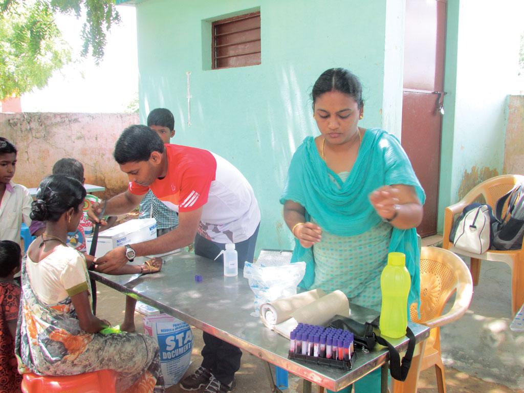 मदुरई कामराज विश्वविद्यालय के शोधकर्ता, ग्रामीणों में मधुमेह की जांच के लिए खून का नमूना एकत्र करते हुए (अरुल / मदुरई कामराज विश्वविद्यालय)