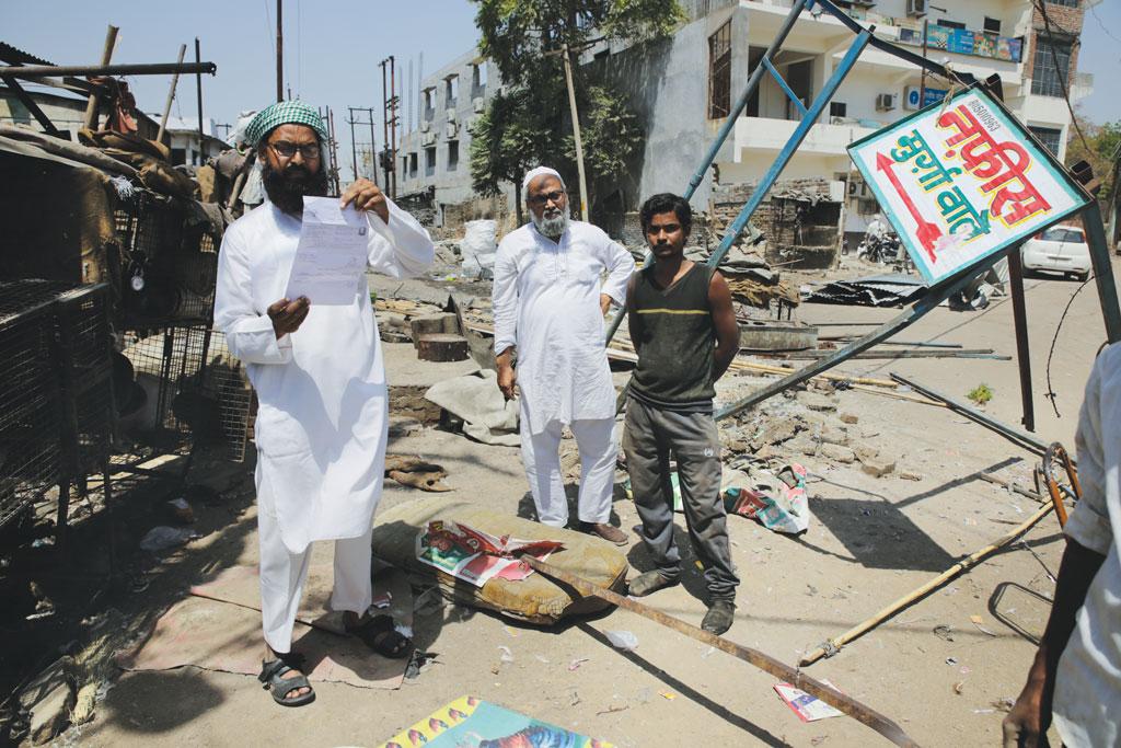 उत्तर प्रदेश सरकार के आदेश के दो दिन बाद बांदा जिले में प्रशासन ने मांस की 128 दुकानों को ढहा दिया उत्तर प्रदेश सरकार के आदेश के दो दिन बाद बांदा जिले में प्रशासन ने मांस की 128 दुकानों को ढहा दिया