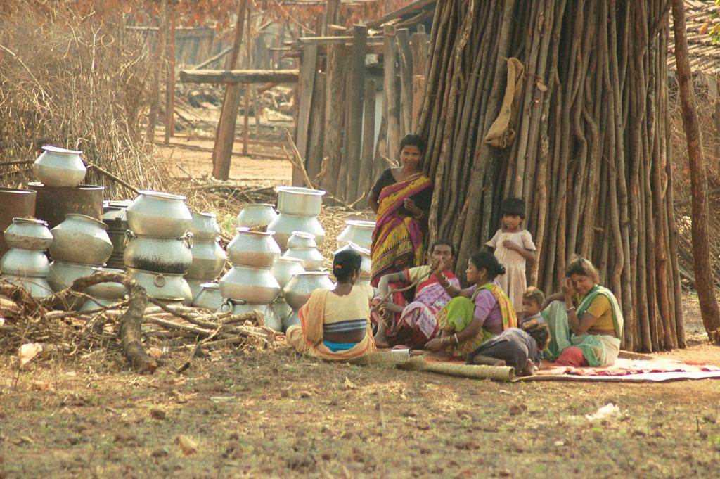 ओडिशा के जोड़ा बरबिल गांव के निकट लौह अयस्क के खनन से प्रभावित ग्रामीण  (अग्निमिढ़ बासु / सीएसई)