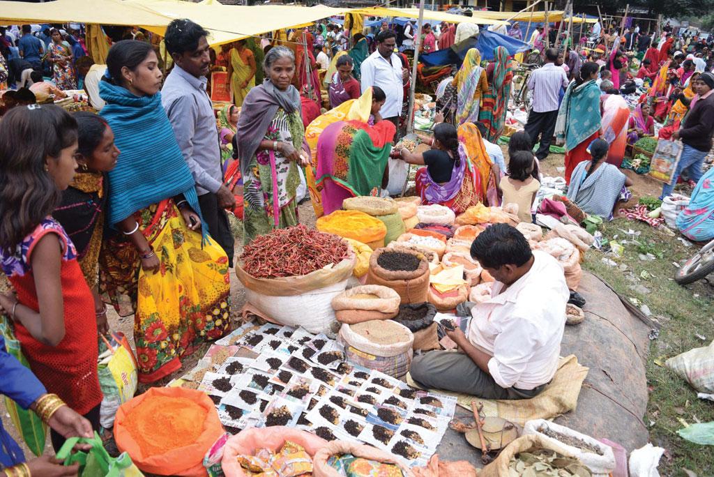 झारखंड के गिरिडीह जिले के खैरा गांव में लगे साप्ताहिक बाजार में गांव वाले खरीदारी करते हुए (प्रीति सिंह)