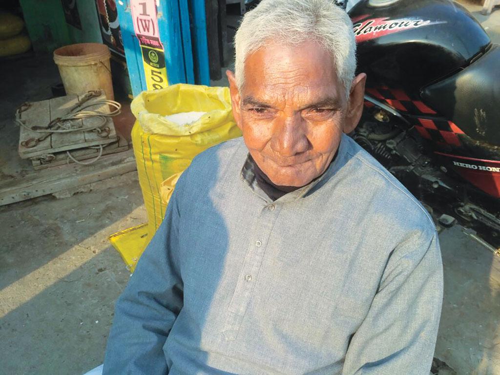 बिहार के बेगुसराय के सलौना गांव के 80 वर्षीय देवनंदन चौधरी के अनुसार, यूरिया के उपयोग से कुएं और तालाब का पानी पीने लायक नहीं रह गया है (आशुतोष) बिहार के बेगुसराय के सलौना गांव के 80 वर्षीय देवनंदन चौधरी के अनुसार, यूरिया के उपयोग से कुएं और तालाब का पानी पीने लायक नहीं रह गया है (आशुतोष)