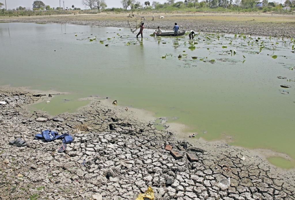 बुंदेलखंड क्षेत्र में बने एक तालाब की दुर्दशा बुंदेलखंड क्षेत्र में बने एक तालाब की दुर्दशा