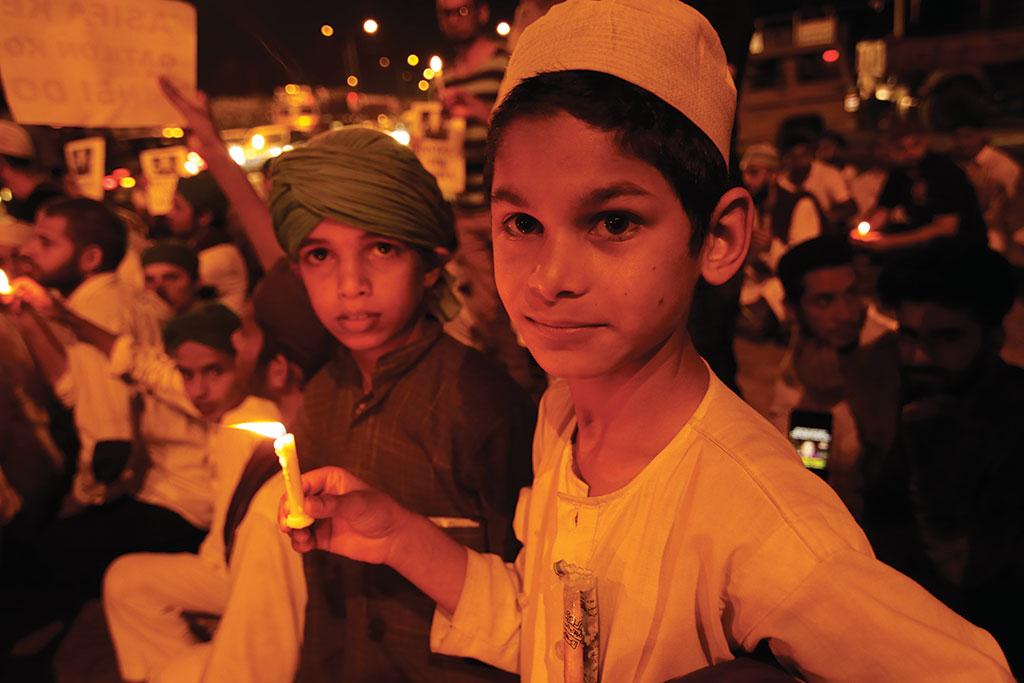 कठुआ में बलात्कार के बाद जम्मू में मोमबत्तियां जलाकर न्याय की मांग करते लोग (ईशान कुकरेती / सीएसई) कठुआ में बलात्कार के बाद जम्मू में मोमबत्तियां जलाकर न्याय की मांग करते लोग (ईशान कुकरेती / सीएसई)