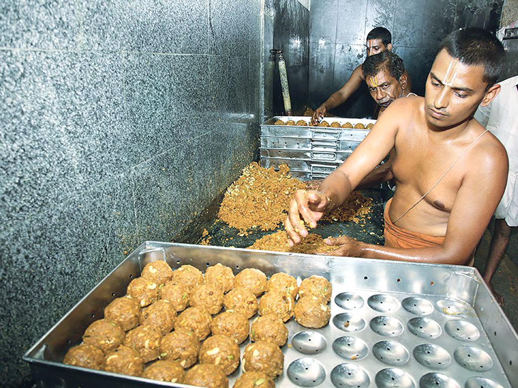 आंध्र प्रदेश के तिरुपति मंदिर में प्रसाद बनाने के दौरान स्वच्छता की अनदेखी को लेकर कई लोग पहले भी शिशिकायत कर चुके हैं (जय शेखर / तिरुमाला तिरुपति देवस्थानम) आंध्र प्रदेश के तिरुपति मंदिर में प्रसाद बनाने के दौरान स्वच्छता की अनदेखी को लेकर कई लोग पहले भी शिशिकायत कर चुके हैं (जय शेखर / तिरुमाला तिरुपति देवस्थानम)
