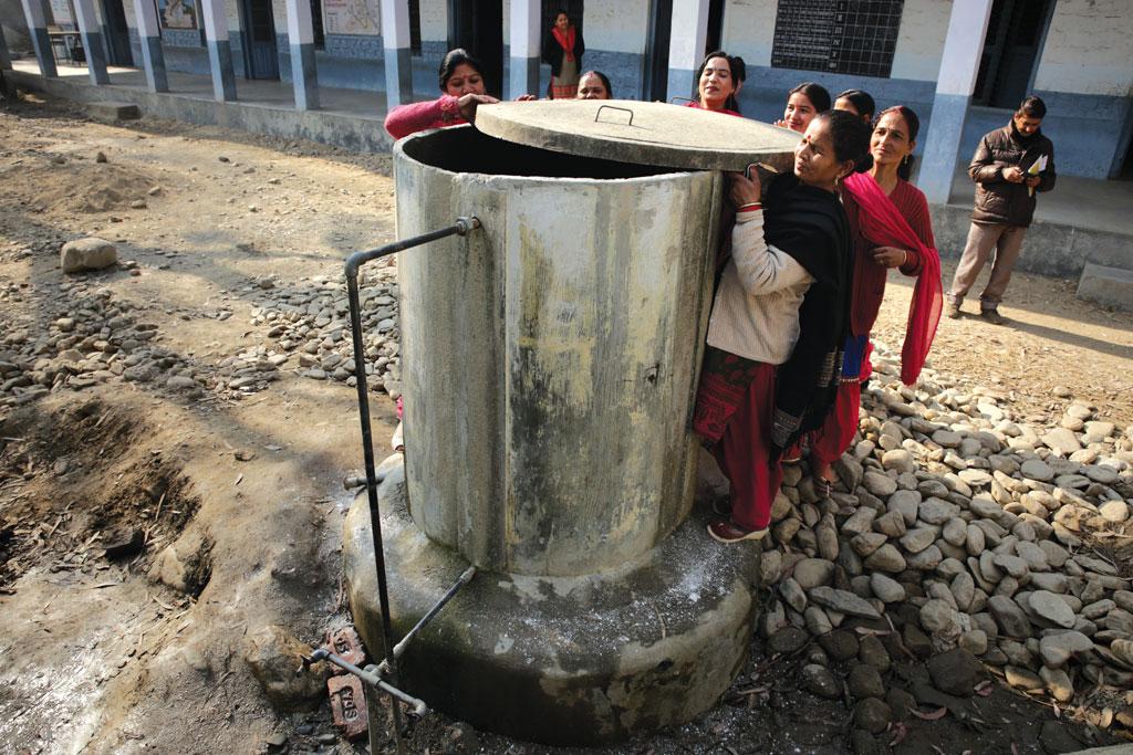 मंडी जिले में एक स्कूल की पानी की टंकी की जांच करतीं महिला मंडल की सदस्य (फोटो: विकास चौधरी) मंडी जिले में एक स्कूल की पानी की टंकी की जांच करतीं महिला मंडल की सदस्य (फोटो: विकास चौधरी)