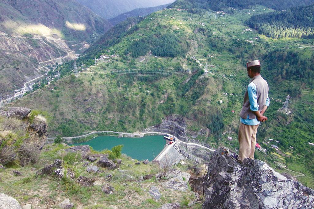 परियोजना के लिए पहाड़ों में किए जाने वाले विस्फोटों की वजह से रायल पंचायत के गांवों के घरों में दरारें पड़ गई हैं (फोटो: सन्नी गौतम / सीएसई ) परियोजना के लिए पहाड़ों में किए जाने वाले विस्फोटों की वजह से रायल पंचायत के गांवों के घरों में दरारें पड़ गई हैं (फोटो: सन्नी गौतम / सीएसई )