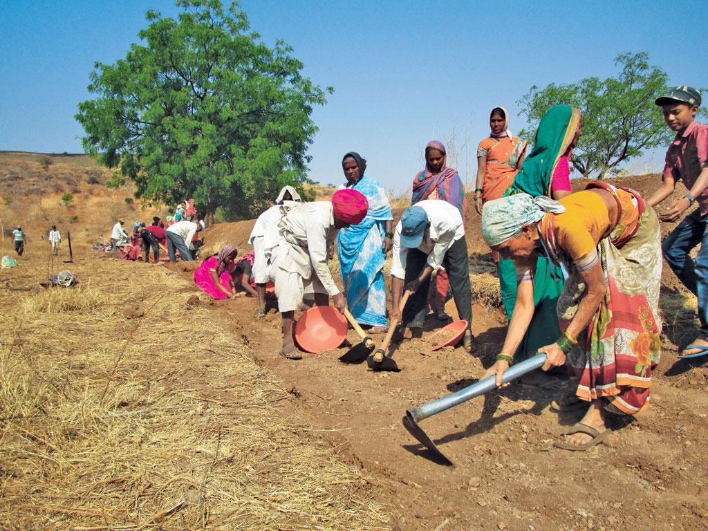 किराकसल गांव में श्रमदान कर जल संचयन संरचनाओं का निर्माण करते ग्रामीण (निधि जामवाल) किराकसल गांव में श्रमदान कर जल संचयन संरचनाओं का निर्माण करते ग्रामीण (निधि जामवाल)