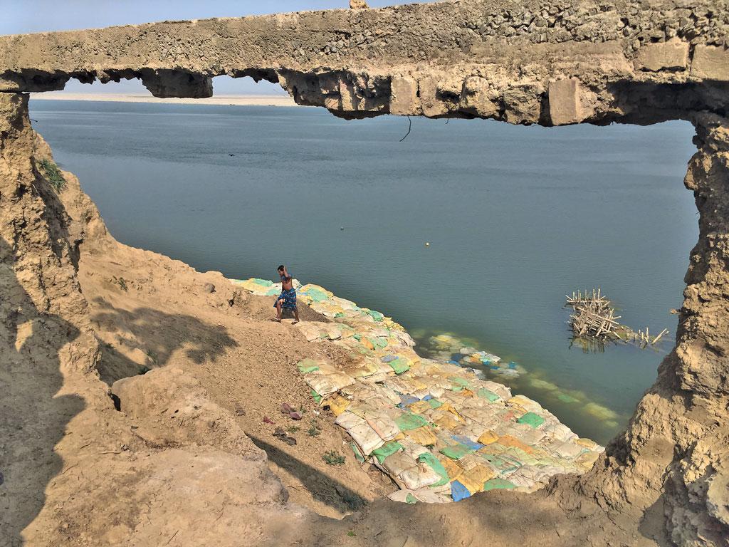 मुर्शीदाबाद में कटाव रोकने के उपाय जैसे गनी बैग और बांस के बने पॉर्क्युपायन
विफल रहे हैं। चूंकि बैराज से मुर्शीदाबाद में छोड़े गए पानी में गाद बहुत कम है, इसकी कटाव क्षमता अधिक है (आरती कुमार-राव) मुर्शीदाबाद में कटाव रोकने के उपाय जैसे गनी बैग और बांस के बने पॉर्क्युपायन
विफल रहे हैं। चूंकि बैराज से मुर्शीदाबाद में छोड़े गए पानी में गाद बहुत कम है, इसकी कटाव क्षमता अधिक है (आरती कुमार-राव)