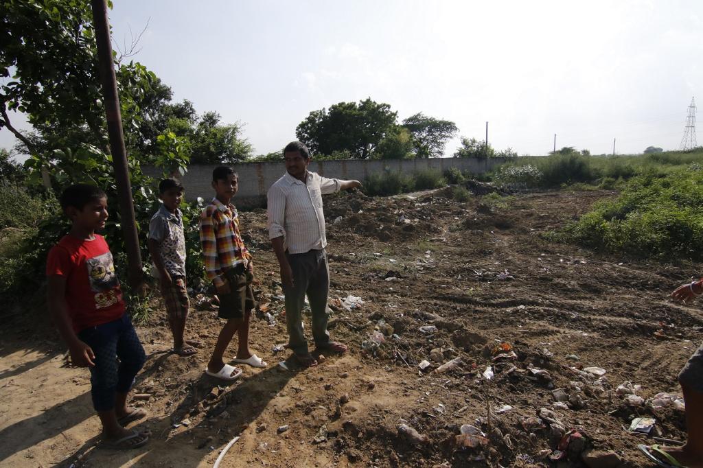 रानी खेडा गांव के बाहर वह स्थान जहां पर नगर निगम के तीन ट्रक ने कचरा डाल दिया था Credit: Adithyan PC / CSE रानी खेडा गांव के बाहर वह स्थान जहां पर नगर निगम के तीन ट्रक ने कचरा डाल दिया था Credit: Adithyan PC / CSE