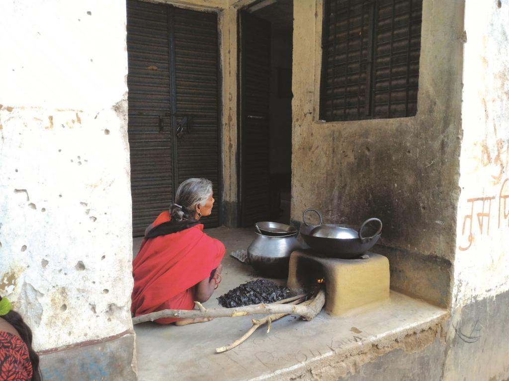 देश के 13.4 लाख आंगनवाड़ी केंद्रों में भोजन तैयार करने के लिए ठोस ईंधन आधारित चूल्हों का इस्तेमाल होता है। यहां वायु प्रदूषण का स्तर सुरक्षित मानकों से कई गुना अधिक पाया गया देश के 13.4 लाख आंगनवाड़ी केंद्रों में भोजन तैयार करने के लिए ठोस ईंधन आधारित चूल्हों का इस्तेमाल होता है। यहां वायु प्रदूषण का स्तर सुरक्षित मानकों से कई गुना अधिक पाया गया