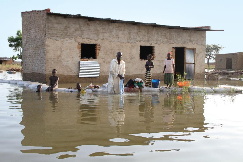 2012 में चाड में आई बाढ़ का दृश्य। चारी और लोगोन नदियों के जलस्तर में बढ़ोतरी के कारण पानी ने कई इलाकों को अपनी जद में ले लिया (पियरे पेरोन / ओसीएचए) 2012 में चाड में आई बाढ़ का दृश्य। चारी और लोगोन नदियों के जलस्तर में बढ़ोतरी के कारण पानी ने कई इलाकों को अपनी जद में ले लिया (पियरे पेरोन / ओसीएचए)