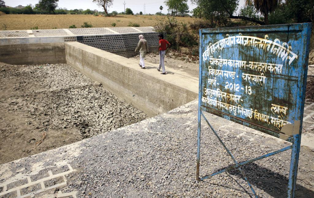 बुंदेलखंड क्षेत्र के महोबा जिले के चरखारी िवकास खंड में बने चेकडैम की यथास्थिति