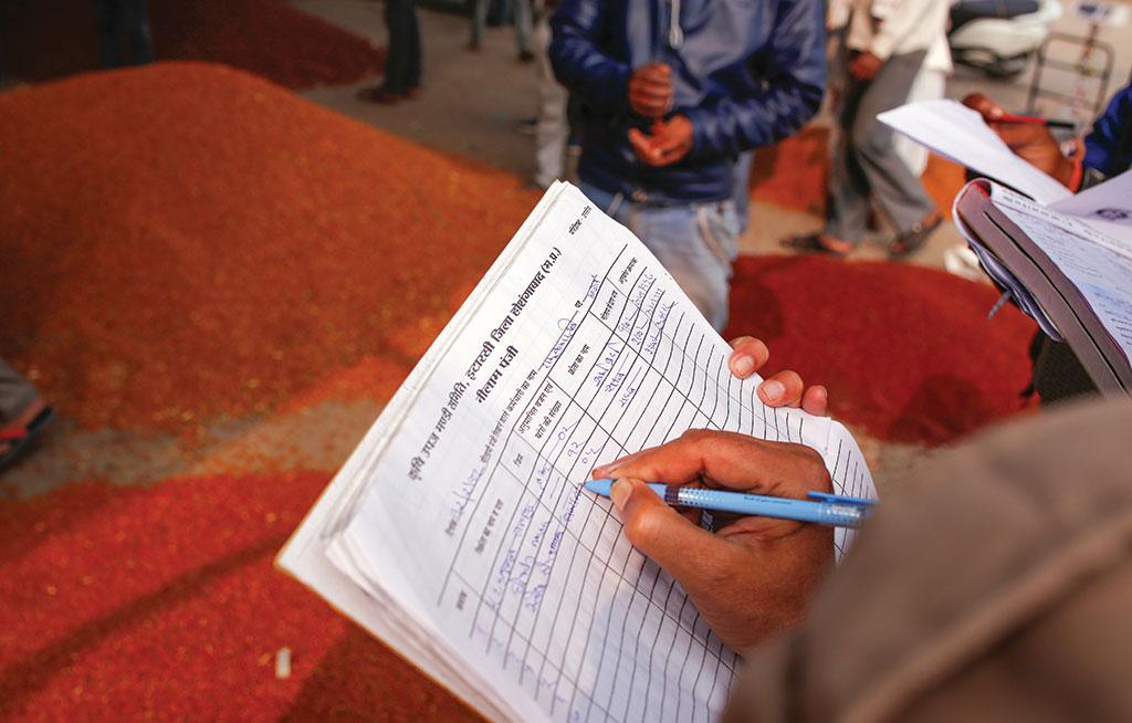 इटारसी मंडी का दौरा करने के बाद पता चला कि ज्यादातर बिक्री मॉडल रेट से कम पर हुई है (फोटो : विकास चौधरी / सीएसई ) इटारसी मंडी का दौरा करने के बाद पता चला कि ज्यादातर बिक्री मॉडल रेट से कम पर हुई है (फोटो : विकास चौधरी / सीएसई )