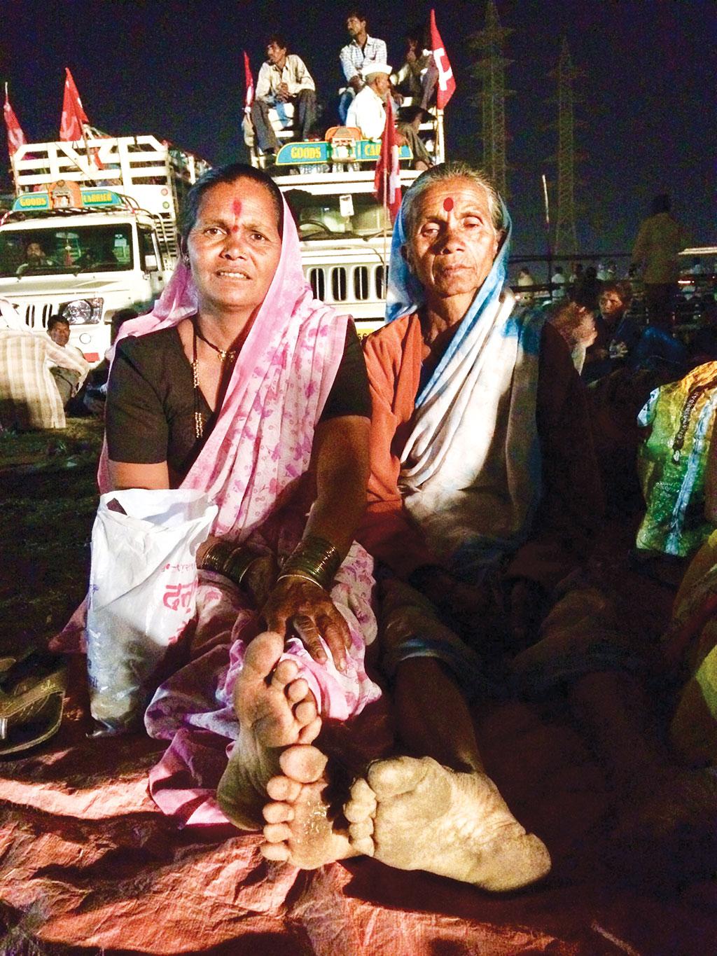 पारोबाई शंकर पवार (बाएं) और कलाबाई गुम्दे (दाएं) नासिक के परमोरी गांव से चलकर मुंबई पहुंचीं ताकि सरकार से उस जमीन का मालिकाना हक मांग सकें जिस पर वह बरसों से जुताई कर रही हैं (फोटो: निधि जम्वाल) पारोबाई शंकर पवार (बाएं) और कलाबाई गुम्दे (दाएं) नासिक के परमोरी गांव से चलकर मुंबई पहुंचीं ताकि सरकार से उस जमीन का मालिकाना हक मांग सकें जिस पर वह बरसों से जुताई कर रही हैं (फोटो: निधि जम्वाल)