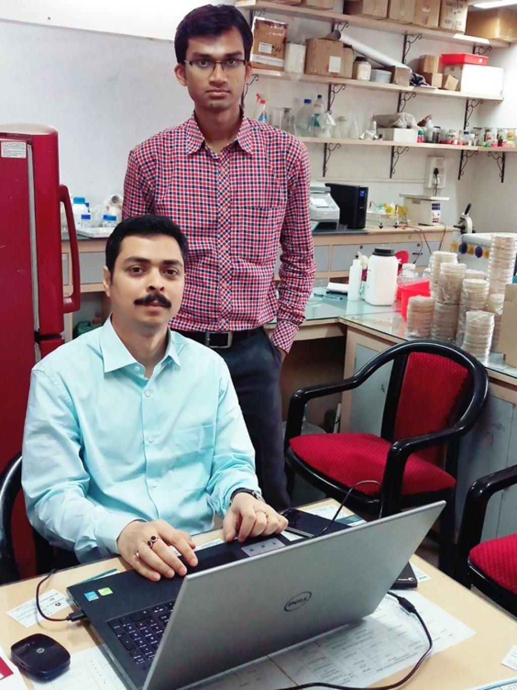 Dr Sanjoy Guha Roy (Sitting) and Tanmoy Dey in the research lab. Credit: India Science Wire