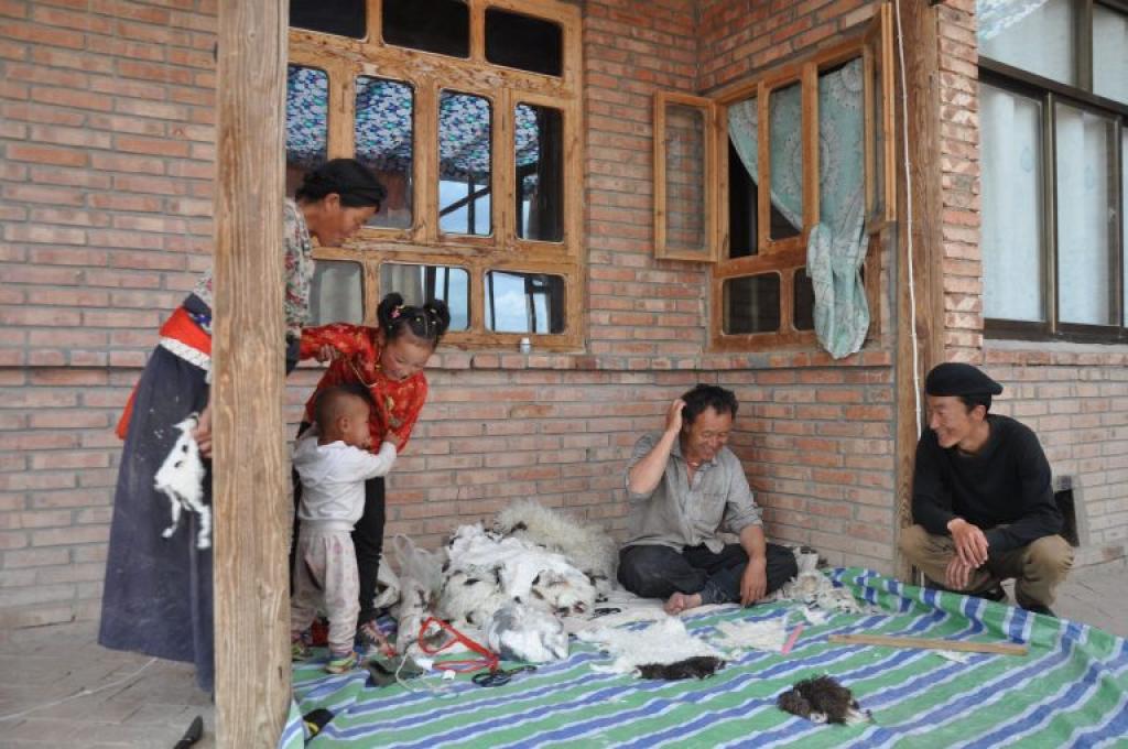 A Tibetan family (Credit: Feng Hao) A Tibetan family (Credit: Feng Hao)