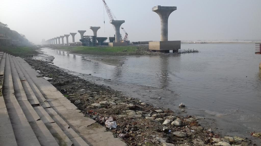 Both the garbage and the pillars of the Ganga Pathway, are blocking the clear flow of water. Credit: Mohd Imran Khan Both the garbage and the pillars of the Ganga Pathway, are blocking the clear flow of water. Credit: Mohd Imran Khan