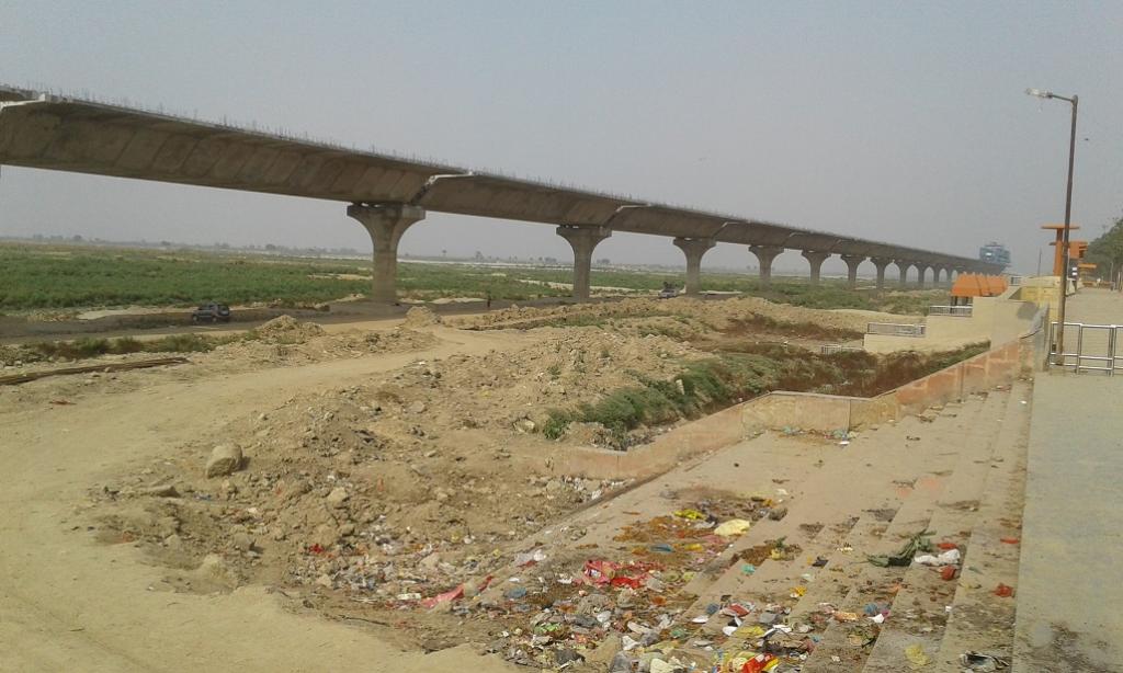 There is a great deal of trash, but little water, to be found along the Ganga Pathway. Credit: Mohd Imran Khan There is a great deal of trash, but little water, to be found along the Ganga Pathway. Credit: Mohd Imran Khan