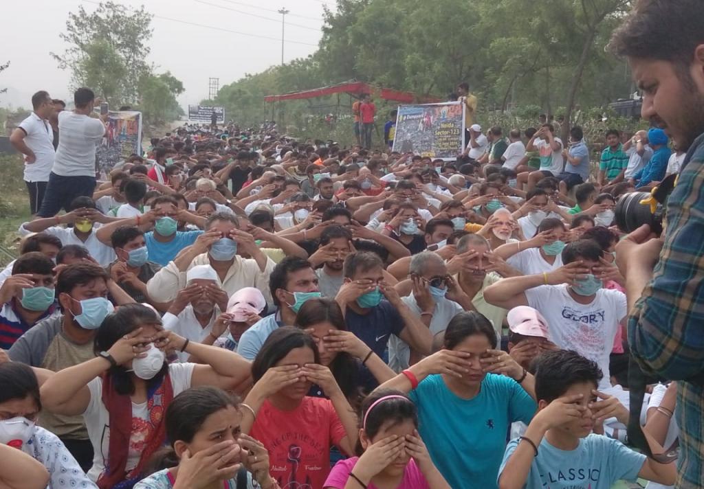 Residents protest against the dump site on Thursday. Credit: Neeraj Prakash