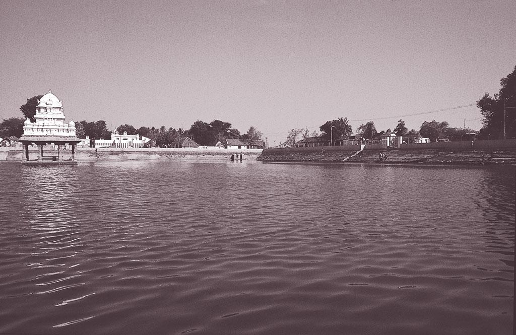 चेन्नई शहर में मंदिरों से लगे 39 तालाब अर्थात कुलम हैं जिनमें बरसात का पानी भरता है। इनसे भी बाढ़ पर रोक लगाने और भूजल का स्तर बनाए रखने में मदद मिलती है। सोमंगलम तालाब चेन्नई के अड्सार बेसिन के ऊपरी हिस्से में स्थित है। सोमंगलम कुलम को इसी से पानी मिलता है (फोटो: एस राजम / सीएसई) चेन्नई शहर में मंदिरों से लगे 39 तालाब अर्थात कुलम हैं जिनमें बरसात का पानी भरता है। इनसे भी बाढ़ पर रोक लगाने और भूजल का स्तर बनाए रखने में मदद मिलती है। सोमंगलम तालाब चेन्नई के अड्सार बेसिन के ऊपरी हिस्से में स्थित है। सोमंगलम कुलम को इसी से पानी मिलता है (फोटो: एस राजम / सीएसई)