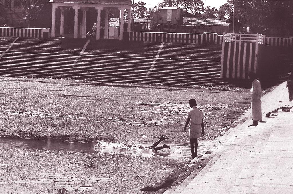 दक्षिण भारत में बस्तियां तालाबों के इर्द-गिर्द ही बसीं और तालाब उनके कामकाज के केंद्र में रहे। इनके पानी का उपयोग नहाने-धोने, पूजापाठ सबके लिए किया जाता था। अब आगोर क्षेत्र में भी बस्तियां बसने से घरों की सारी नालियां इन्हीं में आकर गिरती हैं दक्षिण भारत में बस्तियां तालाबों के इर्द-गिर्द ही बसीं और तालाब उनके कामकाज के केंद्र में रहे। इनके पानी का उपयोग नहाने-धोने, पूजापाठ सबके लिए किया जाता था। अब आगोर क्षेत्र में भी बस्तियां बसने से घरों की सारी नालियां इन्हीं में आकर गिरती हैं