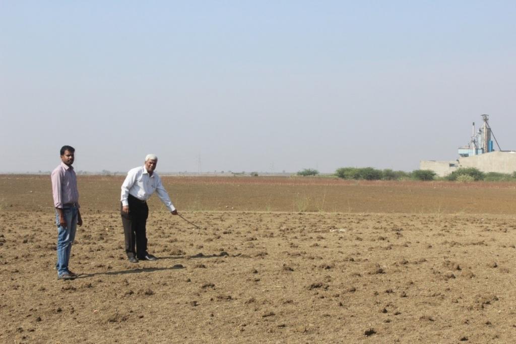 लवणता में बढ़ोत्तरी के कारण बने बंजर क्षेत्र का परीक्षण करते एस. धर्मराजन और के.एल.एन. शास्त्री लवणता में बढ़ोत्तरी के कारण बने बंजर क्षेत्र का परीक्षण करते एस. धर्मराजन और के.एल.एन. शास्त्री