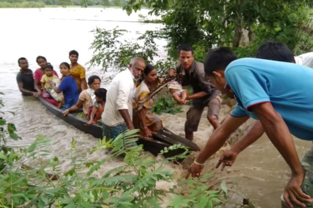 Residents flee from the flooded Dhansiri river in Assam. Credit: Rubul Ahmed