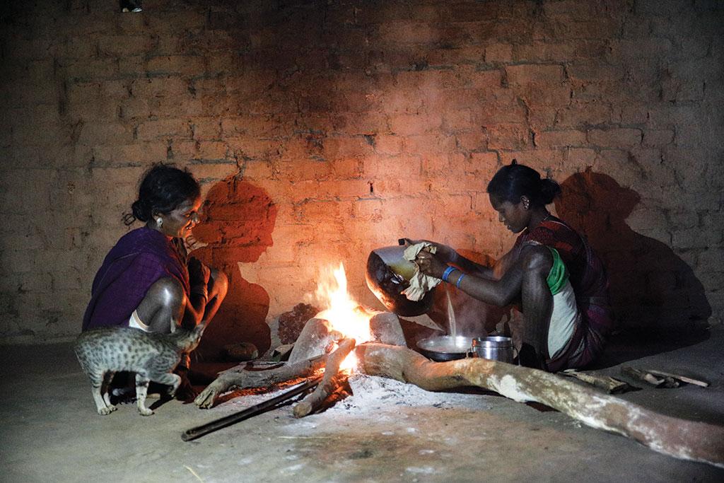 गांव में बैगा जनजाति की महिलाएं आज भी सिकिया से भात बनाती हैं गांव में बैगा जनजाति की महिलाएं आज भी सिकिया से भात बनाती हैं