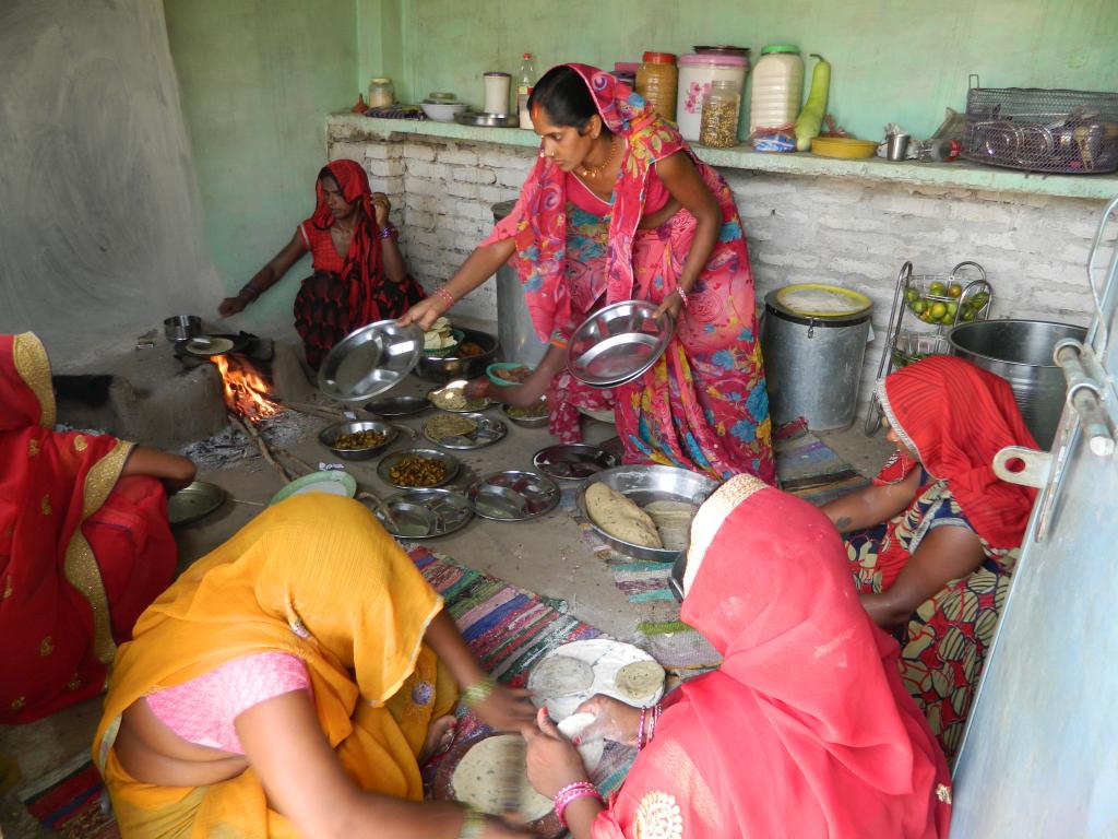 स्थानीय खान-पान के जरिए बच्चों में कुपोषण को दूर करने का एक प्रयोग किया जा रहा है स्थानीय खान-पान के जरिए बच्चों में कुपोषण को दूर करने का एक प्रयोग किया जा रहा है