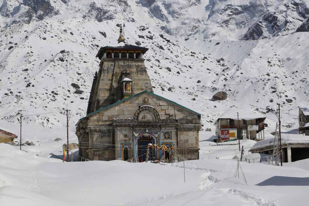 केदारनाथ में इस सीजन में अब तक दस फीट तक बर्फ गिर चुकी है जिससे न्यूनतम तापमान माइनस दस डिग्री तक पहुंच गया है। Credit: Lakki Rawat केदारनाथ में इस सीजन में अब तक दस फीट तक बर्फ गिर चुकी है जिससे न्यूनतम तापमान माइनस दस डिग्री तक पहुंच गया है। Credit: Lakki Rawat
