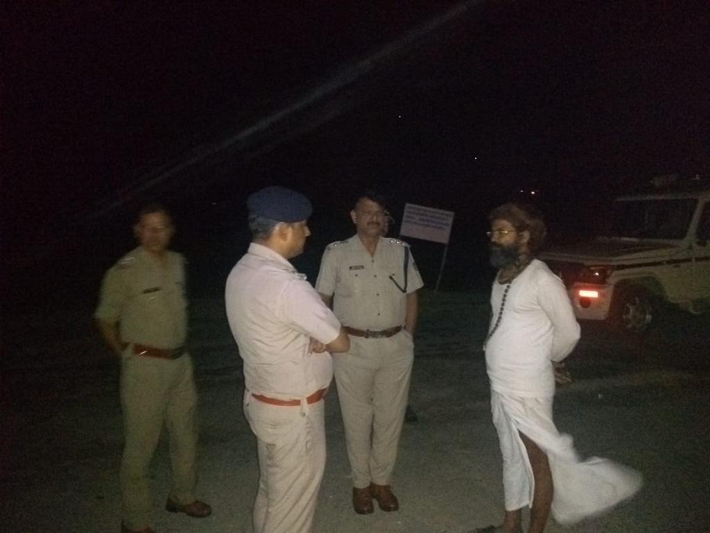 गुरुवार रात मातृ सदन के बाहर खड़ी पुलिस। Photo : Varsha Singh गुरुवार रात मातृ सदन के बाहर खड़ी पुलिस। Photo : Varsha Singh