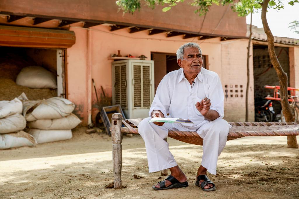 जौन्ती गांव के किसान साहब सिंह का कहना है कि बिजली के बिल किसानों को चूस रहे हैं। फोटो : मिदुन विजयन 