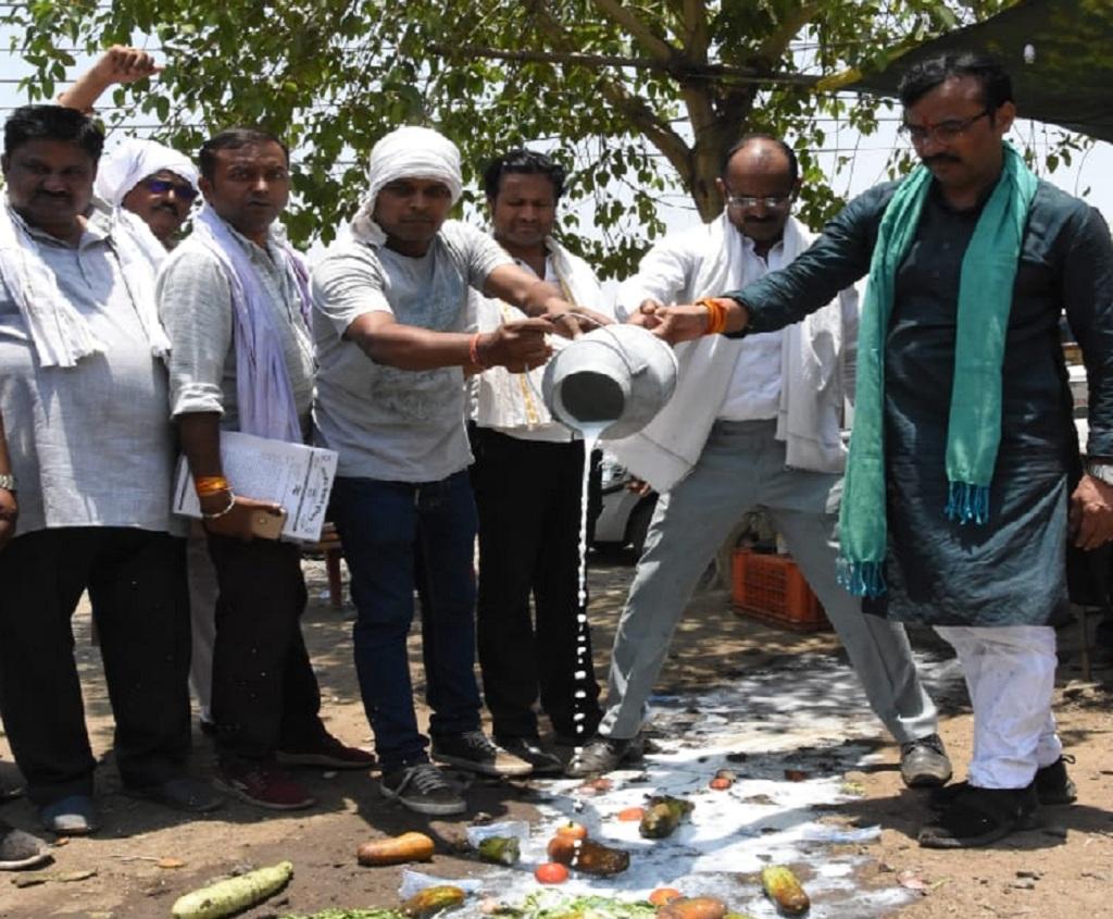 अपनी मांगों के समर्थन में भोपाल में प्रदर्शन करते एक किसान संगठन के प्रतिनिधि। Photo: Manish Chandra Mishra अपनी मांगों के समर्थन में भोपाल में प्रदर्शन करते एक किसान संगठन के प्रतिनिधि। Photo: Manish Chandra Mishra