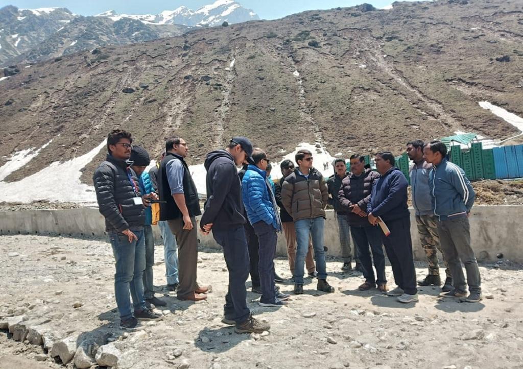 केदारपुरी में पुनर्निर्माण कार्यों का निरीक्षण करते मुख्य सचिव। फोटो: वर्षा सिंह केदारपुरी में पुनर्निर्माण कार्यों का निरीक्षण करते मुख्य सचिव। फोटो: वर्षा सिंह