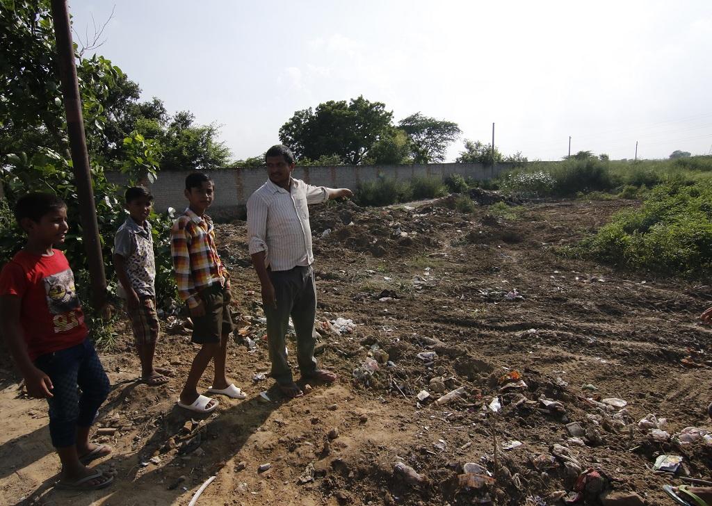 रानीखेड़ा गांव के लोग वह जगह दिखाते हुए, जहां गांव भर का कचरा इकट्ठा होता है और उसका वहीं निस्तारण कर दिया जाता है। Photo: Adithyan P C रानीखेड़ा गांव के लोग वह जगह दिखाते हुए, जहां गांव भर का कचरा इकट्ठा होता है और उसका वहीं निस्तारण कर दिया जाता है। Photo: Adithyan P C