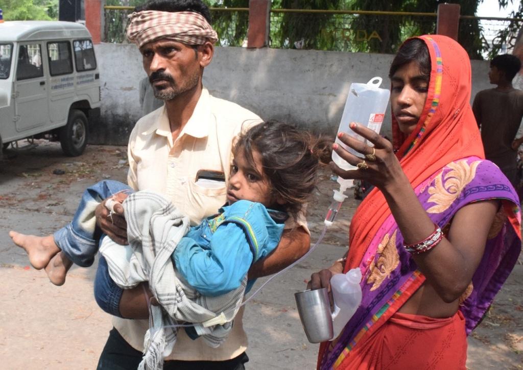 चमकी बुखार से पीड़ित बच्चे के साथ उसके माता-पिता। फोटो: पुष्यमित्र चमकी बुखार से पीड़ित बच्चे के साथ उसके माता-पिता। फोटो: पुष्यमित्र