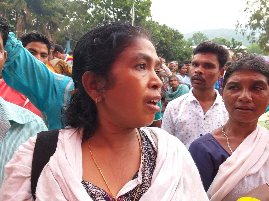 आदिवासी नेता सोनी सोरी ने धरने में पहुंचकर आंदोलनकारियों की मांगों का समर्थन किया। फोटो: पुरुषोत्तम सिंह ठाकुर 