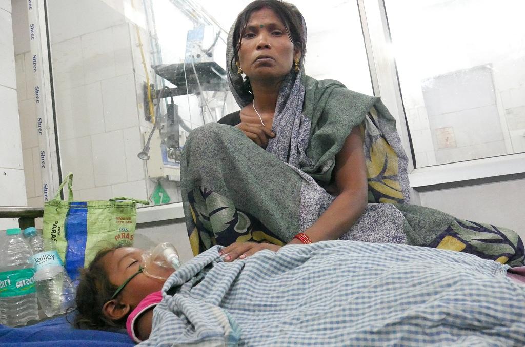 अस्पताल में भर्ती चमकी बुखार से पीड़ित बच्चा। फोटो: पुष्यमित्र अस्पताल में भर्ती चमकी बुखार से पीड़ित बच्चा। फोटो: पुष्यमित्र