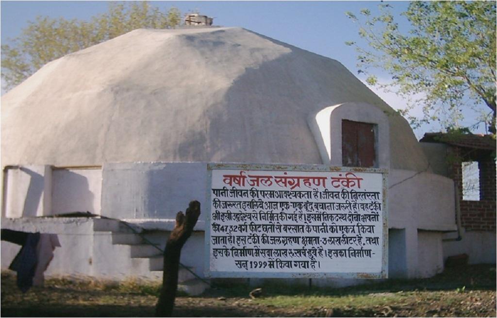 बारिश के पानी को इस टंकी में सालभर जमा किया जाता है जिसका उपयोग गर्मी के दिनों में होता है। फोटो: मनीष चंद्र मिश्रा बारिश के पानी को इस टंकी में सालभर जमा किया जाता है जिसका उपयोग गर्मी के दिनों में होता है। फोटो: मनीष चंद्र मिश्रा