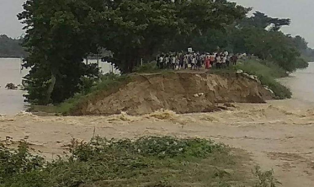 बिहार, मधुबनी के नरुआर गांव में तटबंध टूट गया, जिससे हजारों की आबादी बाढ़ से घिर गयी। फोटो: पुष्यमित्र बिहार, मधुबनी के नरुआर गांव में तटबंध टूट गया, जिससे हजारों की आबादी बाढ़ से घिर गयी। फोटो: पुष्यमित्र