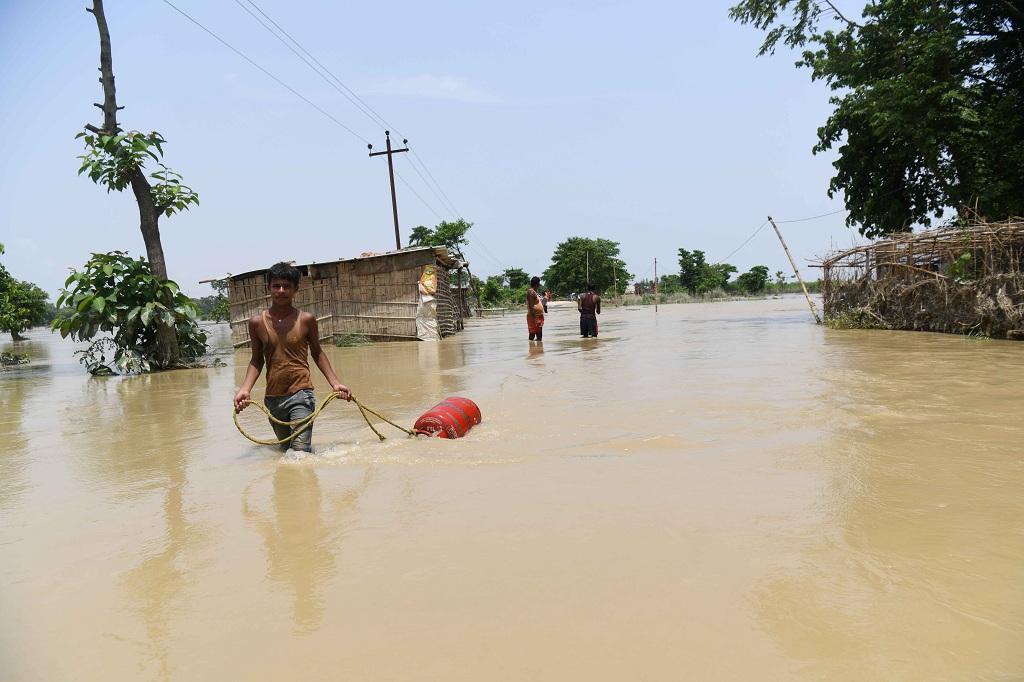 बिहार के मुजफ्फरपुर में बाढ़ का एक दृश्य। फोटो: सचिन कुमार बिहार के मुजफ्फरपुर में बाढ़ का एक दृश्य। फोटो: सचिन कुमार