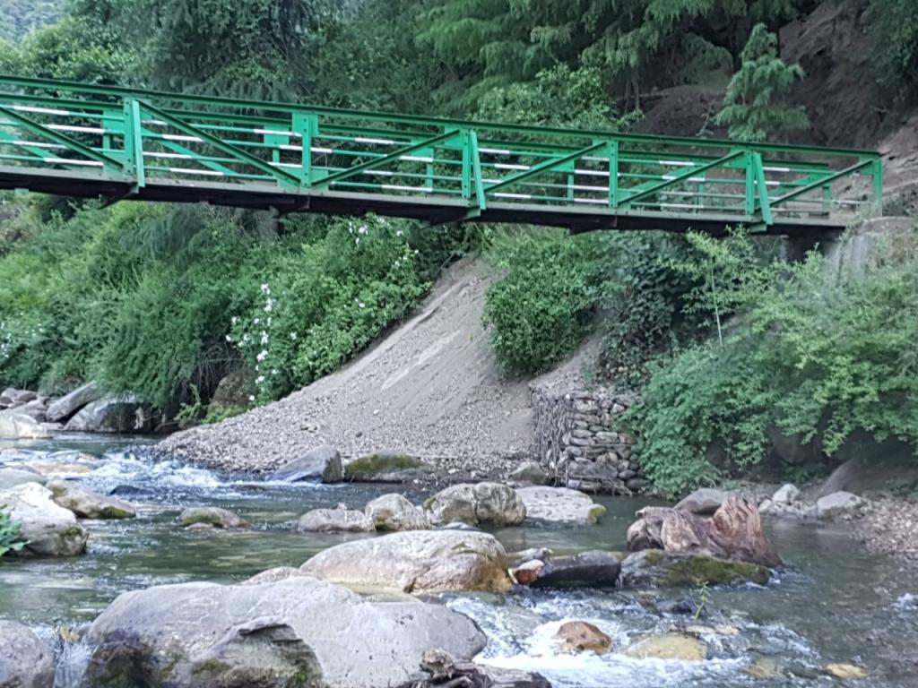 हिमाचल प्रदेश के कुल्लू में पुष्पभद्रा नदी में अवैध मलबा डंपिंग। Photo : Jai Dehadrai हिमाचल प्रदेश के कुल्लू में पुष्पभद्रा नदी में अवैध मलबा डंपिंग। Photo : Jai Dehadrai