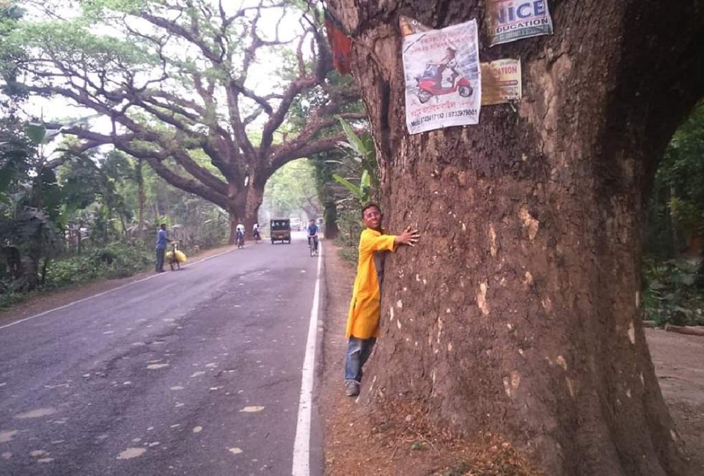 पश्चिम बंगाल के दमदम को बांग्लादेश से जोड़नेवाला जेसोर रोड पर लोगों ने इस तरह पेड़ों को बचाया। फोटो: उमेश कुमार राय पश्चिम बंगाल के दमदम को बांग्लादेश से जोड़नेवाला जेसोर रोड पर लोगों ने इस तरह पेड़ों को बचाया। फोटो: उमेश कुमार राय