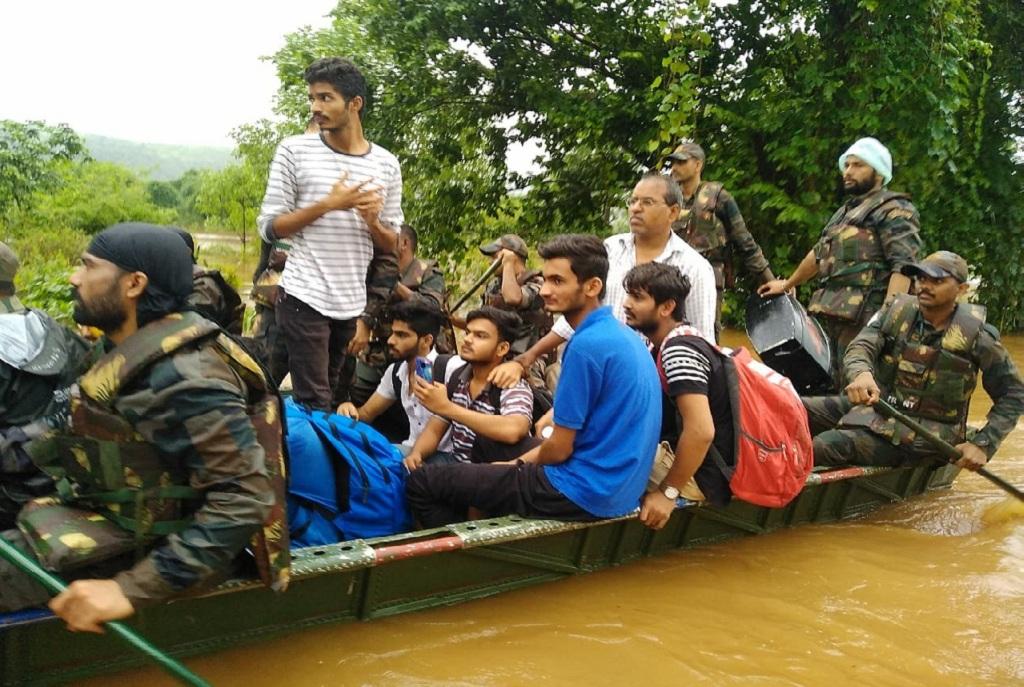 महाराष्ट्र के सांगली जिले में बाढ़ में फंसे लोगों की मदद करते सेना के जवान। फोटो: https://twitter.com/adgpi महाराष्ट्र के सांगली जिले में बाढ़ में फंसे लोगों की मदद करते सेना के जवान। फोटो: https://twitter.com/adgpi