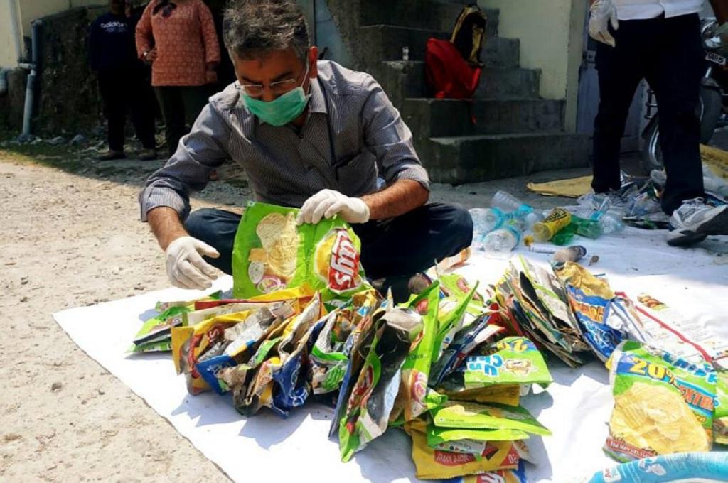 उत्तराखंड के मसूरी में मल्टी लेयर प्लास्टिक रैपर एकत्र करते गति फाउंडेशन के अनूप नौटियाल: फोटो: त्रिलोचन भट्ट
उत्तराखंड के मसूरी में मल्टी लेयर प्लास्टिक रैपर एकत्र करते गति फाउंडेशन के अनूप नौटियाल: फोटो: त्रिलोचन भट्ट