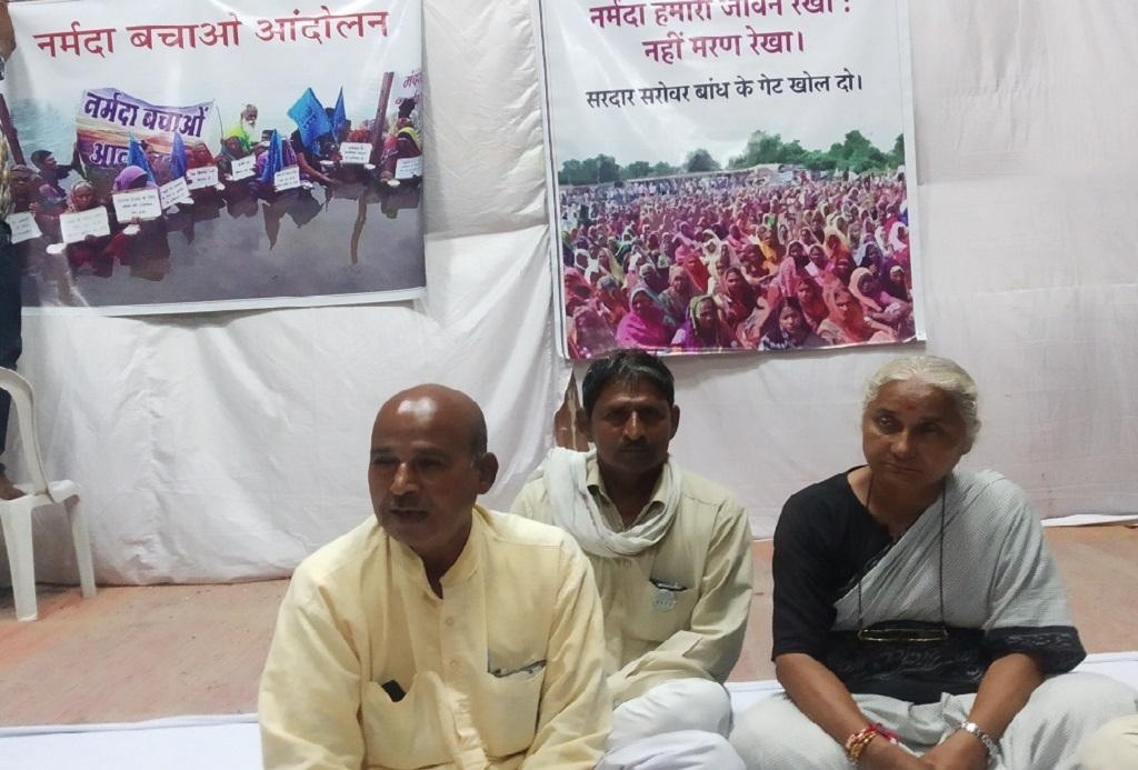 नर्मदा बचाओ आन्दोलन से जुड़े पीड़ित और सामाजिक कार्यकर्ता ने भोपाल आकर अधिकारियों को अपनी समस्या बताई। मंच पर उपस्थित मेधा पाटकर। फोटो: मनीष चंद्र मिश्रा नर्मदा बचाओ आन्दोलन से जुड़े पीड़ित और सामाजिक कार्यकर्ता ने भोपाल आकर अधिकारियों को अपनी समस्या बताई। मंच पर उपस्थित मेधा पाटकर। फोटो: मनीष चंद्र मिश्रा
