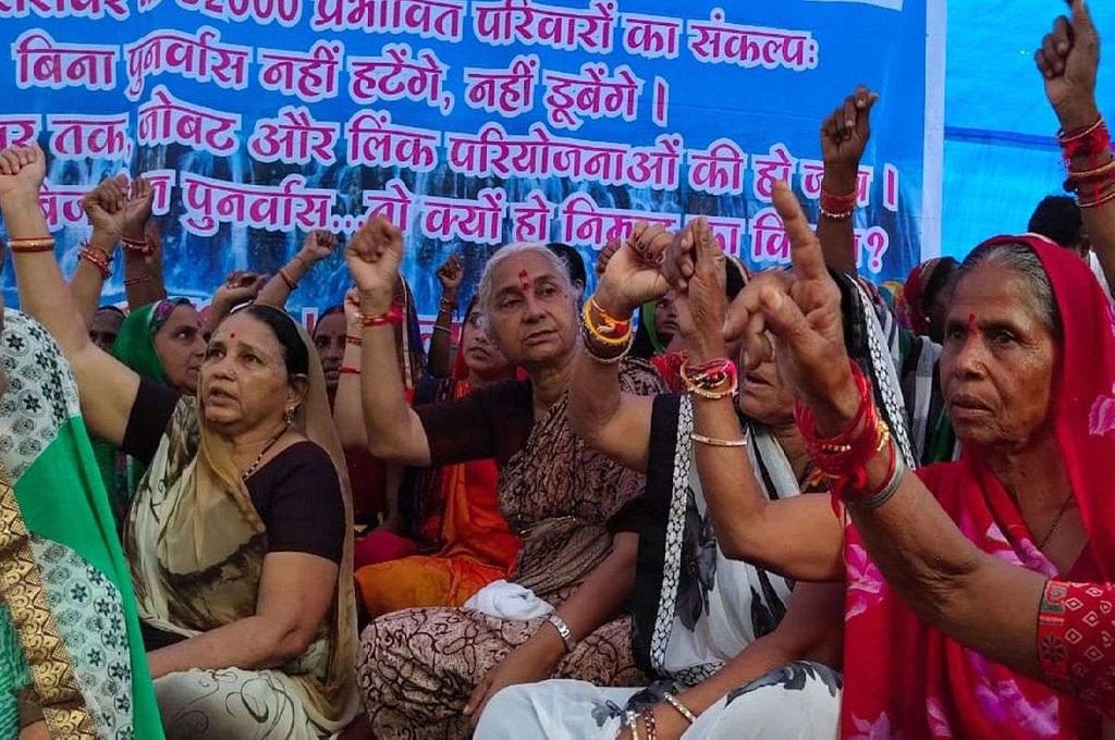 गुजरात सरकार द्वारा बांध के गेट न खोलने के कारण डूबने के कगार पर पहुंच चुके लोगों ने आंदोलन शुरू कर दिया है। नर्मदा बचाओ आंदोलन की नेता मेधा पाटकर अनशन पर बैठ गई है। फोटो: मनीष चंद्र मिश्रा गुजरात सरकार द्वारा बांध के गेट न खोलने के कारण डूबने के कगार पर पहुंच चुके लोगों ने आंदोलन शुरू कर दिया है। नर्मदा बचाओ आंदोलन की नेता मेधा पाटकर अनशन पर बैठ गई है। फोटो: मनीष चंद्र मिश्रा