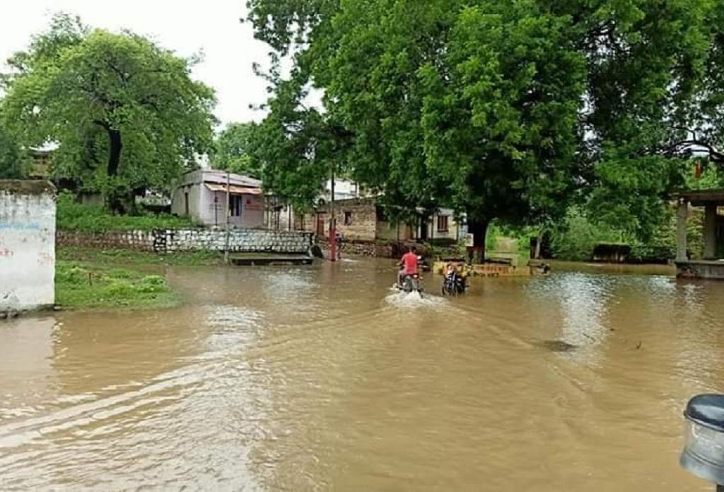 मध्यप्रदेश के बड़वानी जिले का बागुड गांव, जहां पानी पूरी तरह से भर गया है। फोटो: एनबीए मध्यप्रदेश के बड़वानी जिले का बागुड गांव, जहां पानी पूरी तरह से भर गया है। फोटो: एनबीए