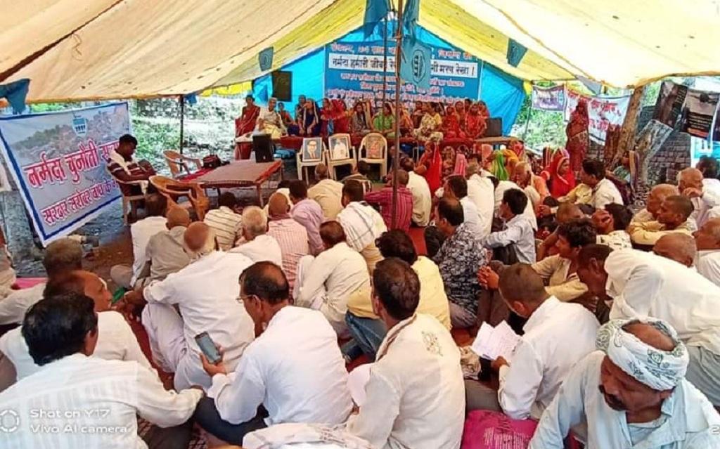 सरदार सरोवर बांध के विस्थापितों के पुनर्वास की मांग को लेकर मेधा पाटकर का अनशन छठे दिन भी जारी है। फोटो: रहमत सरदार सरोवर बांध के विस्थापितों के पुनर्वास की मांग को लेकर मेधा पाटकर का अनशन छठे दिन भी जारी है। फोटो: रहमत
