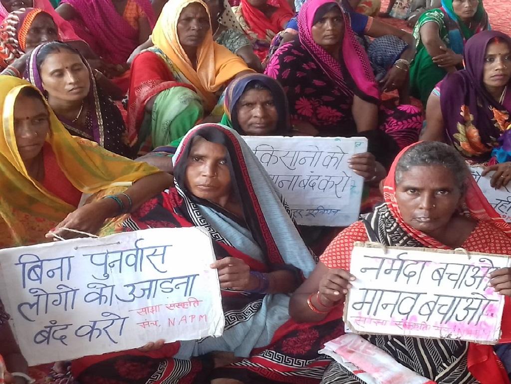 धरनास्थल पर बैठीं महिलाएं। डीटीई धरनास्थल पर बैठीं महिलाएं। डीटीई